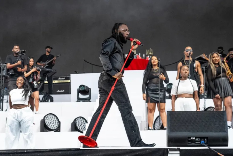 /images/noticias/Grammy Award-winning Nigerian musician Burna Boy performs at the Coachella Valley Music and Arts Festival in April 2023 in Indio.jpg